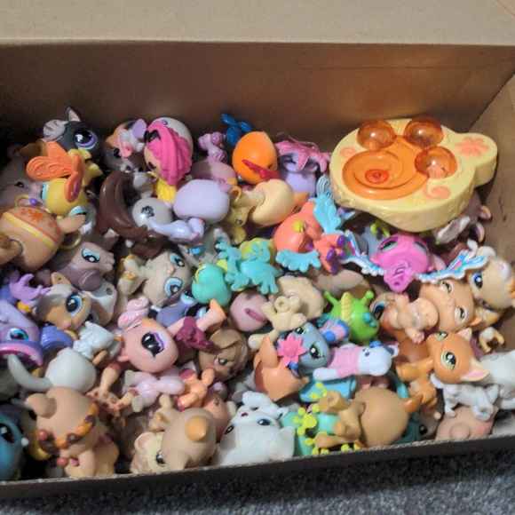 Littlest Pet Shop Other - Bundle of littlest pet shops, houses, and accessories